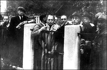 A line of Jewish refugees outside the Japanese consulate requesting visas during the Summer of 1940. Courtesy of the Jewish Virtual Library.