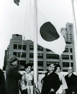 The hinomaru being raised in front of the United Nations Building in New York during Japan's admission to the UN in 1957.